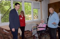 Кметът Иван Тотев подкрепи БЧК, разнесе храни по домовете на нуждаещи се пловдивчани